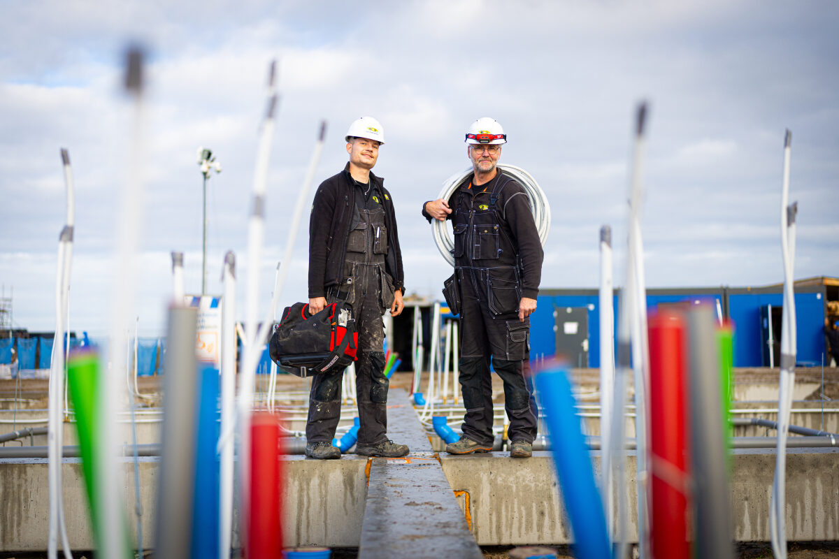 Twee medewerkers van een installatiebedrijf op een nieuwbouwproject in Reeve