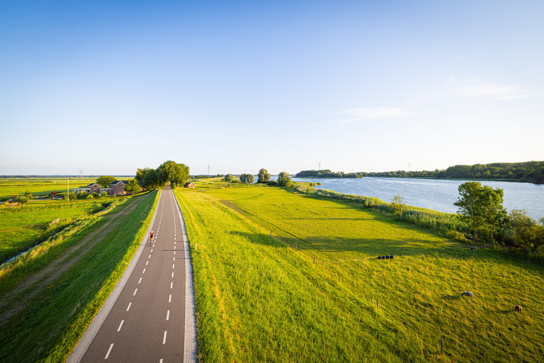 De Zomerdijk tussen Elburg en Noordeinde Gld ter hoogte van Oosterwolde Gld met rechts het Drontermeer