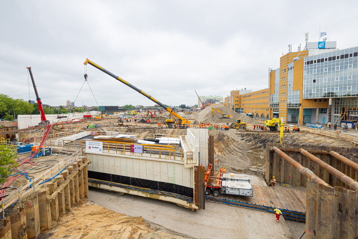 Het inrijden van de bustunnel bij station Groningen
