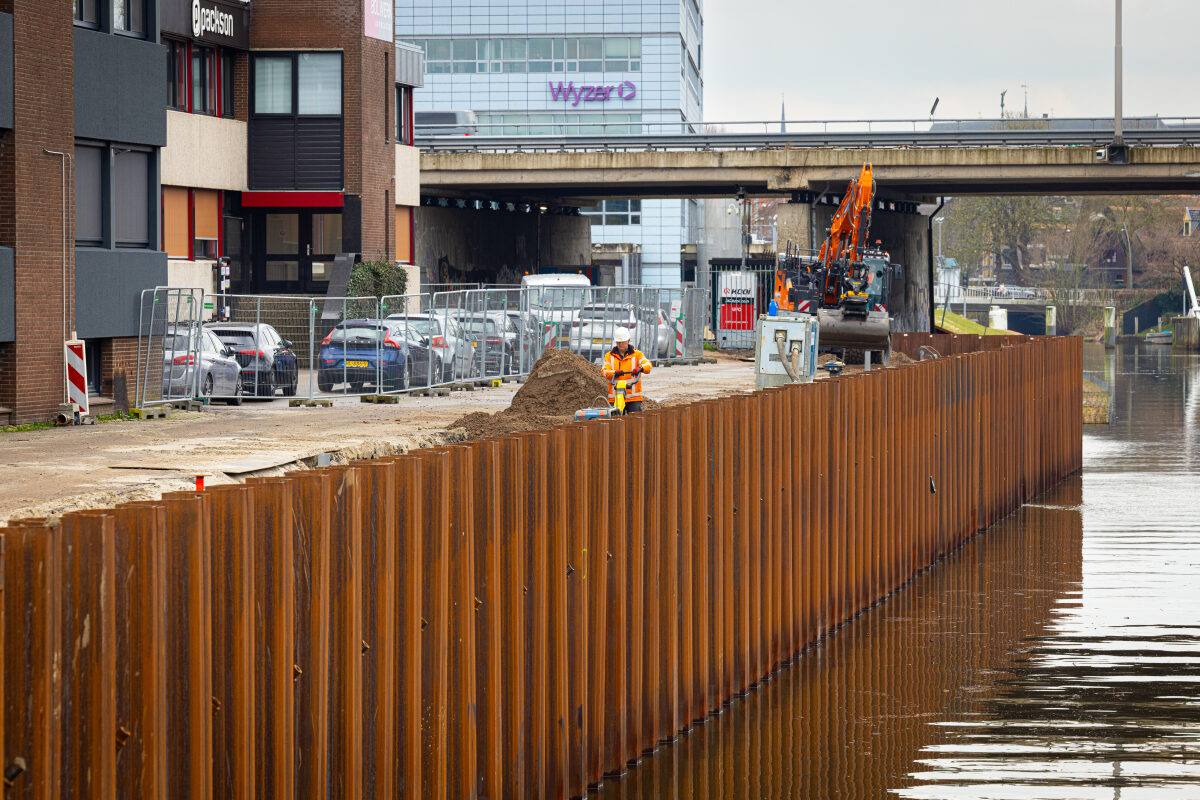 Nieuwe damwanden zijn geplaatst ten behoeve van het dijkverstevigingsprogramma Stadsdijken Zwolle