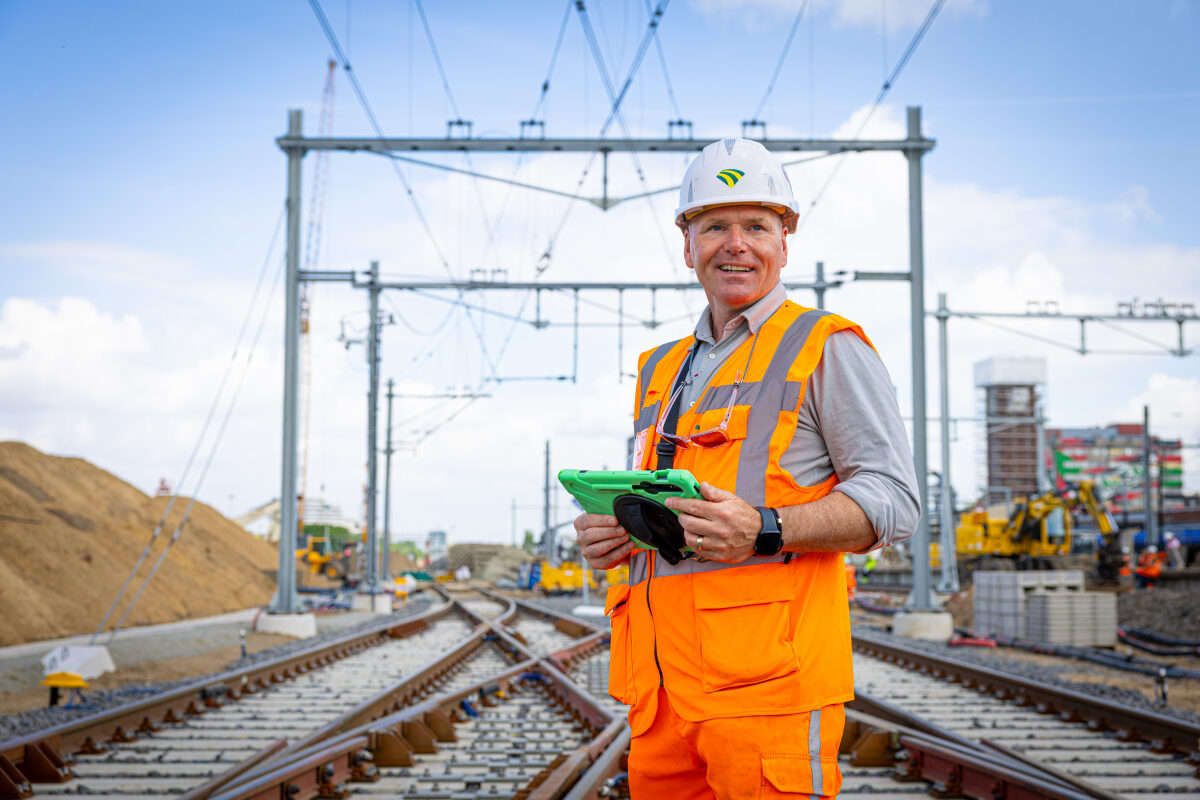 Een technisch specialist draagconstructies en bovenleiding bij de bouw van een nieuw emplacement bij station Nijmegen