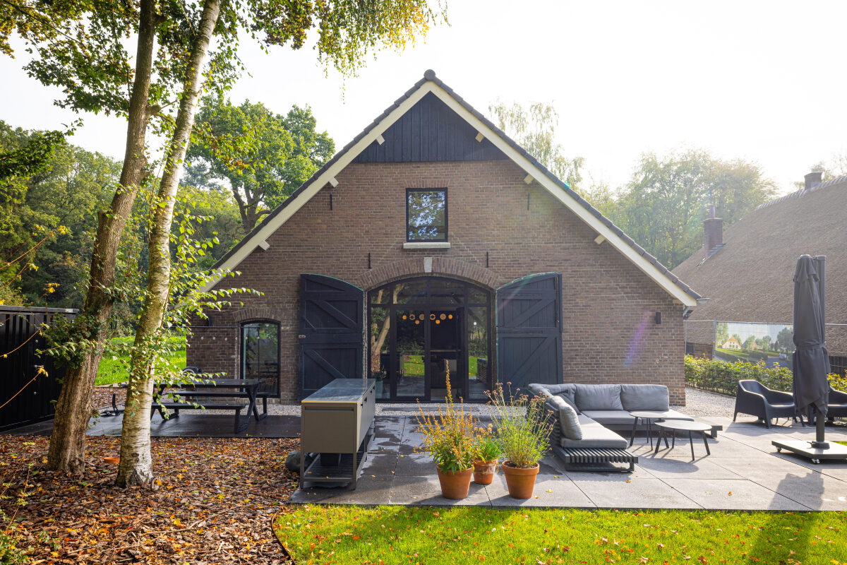 De buitenkant van de oude boerderij die omgetoverd is tot een prachtige woning in Ermelo