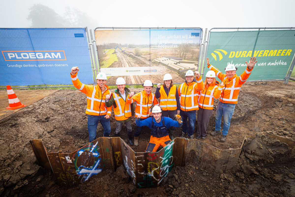 Een feestelijk momentje als de laatste damwand van het project Stadsdijken Zwolle de grond in is gegaan