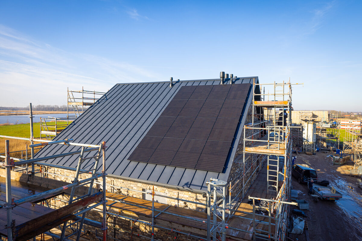 Zonnepanelen op het dak op woningen van een nieuwbouwproject in Reeve