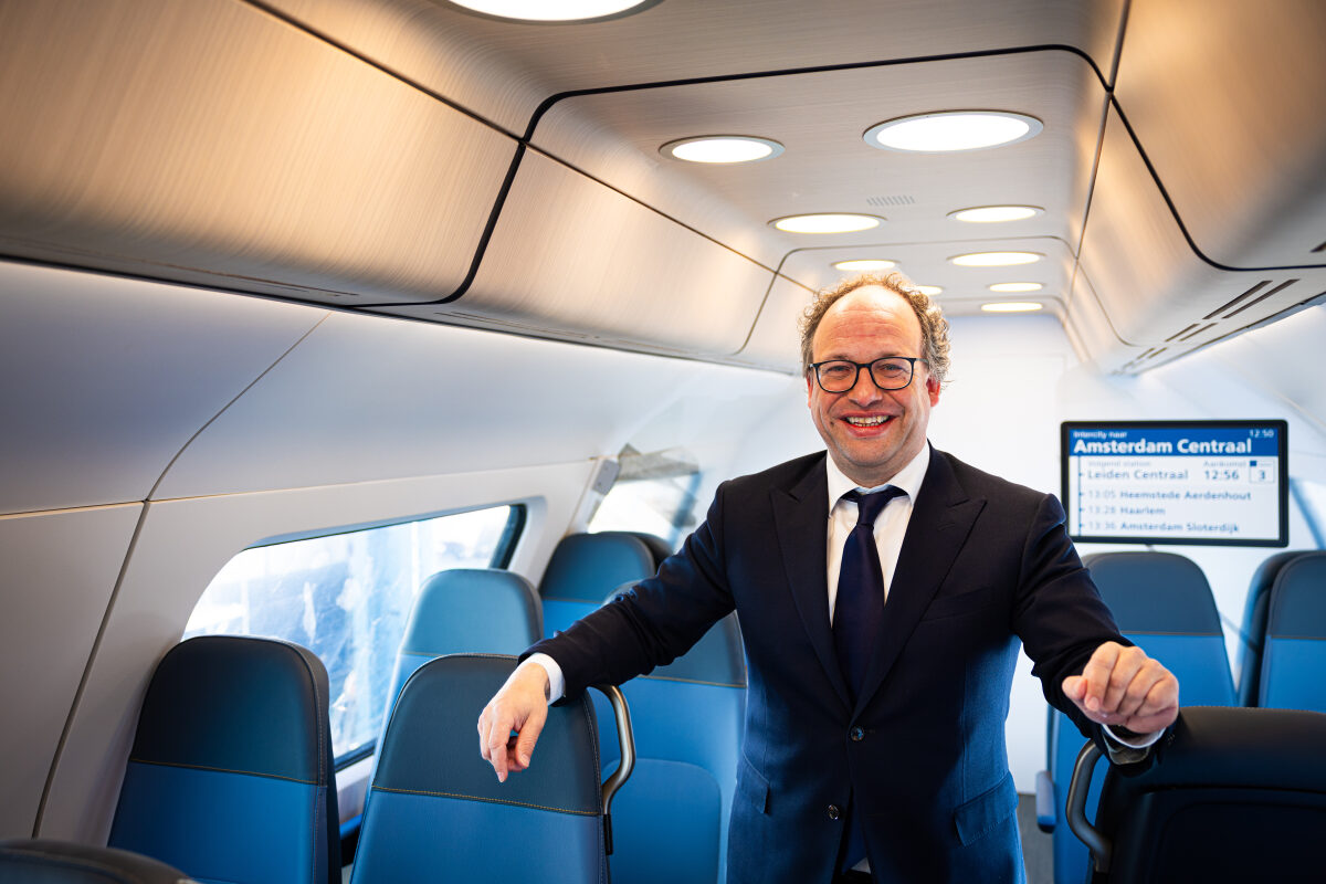 De directeur van een Nederlandse spoorwegmaatschappij op de foto tijdens een persmoment