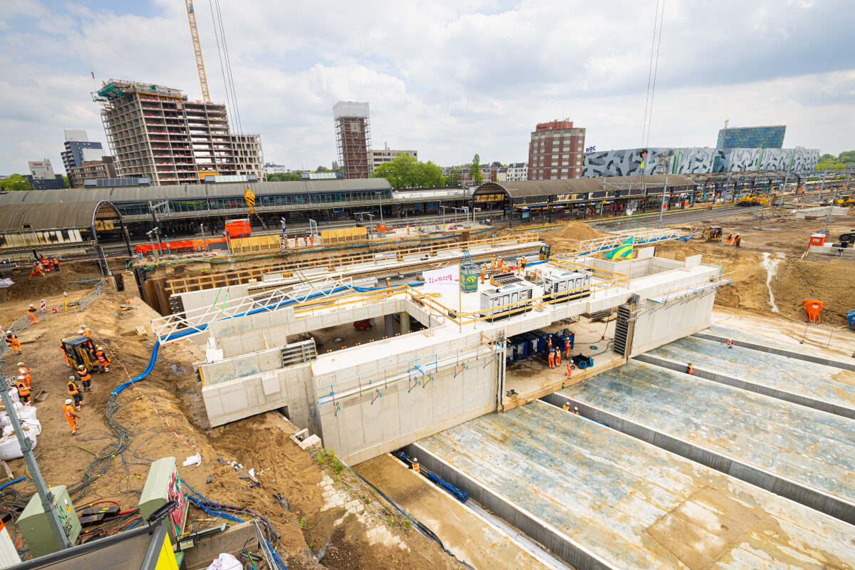 Het inschuiven van het eerste deel van de uitbreiding van de reizigerstunnel op station Nijmegen