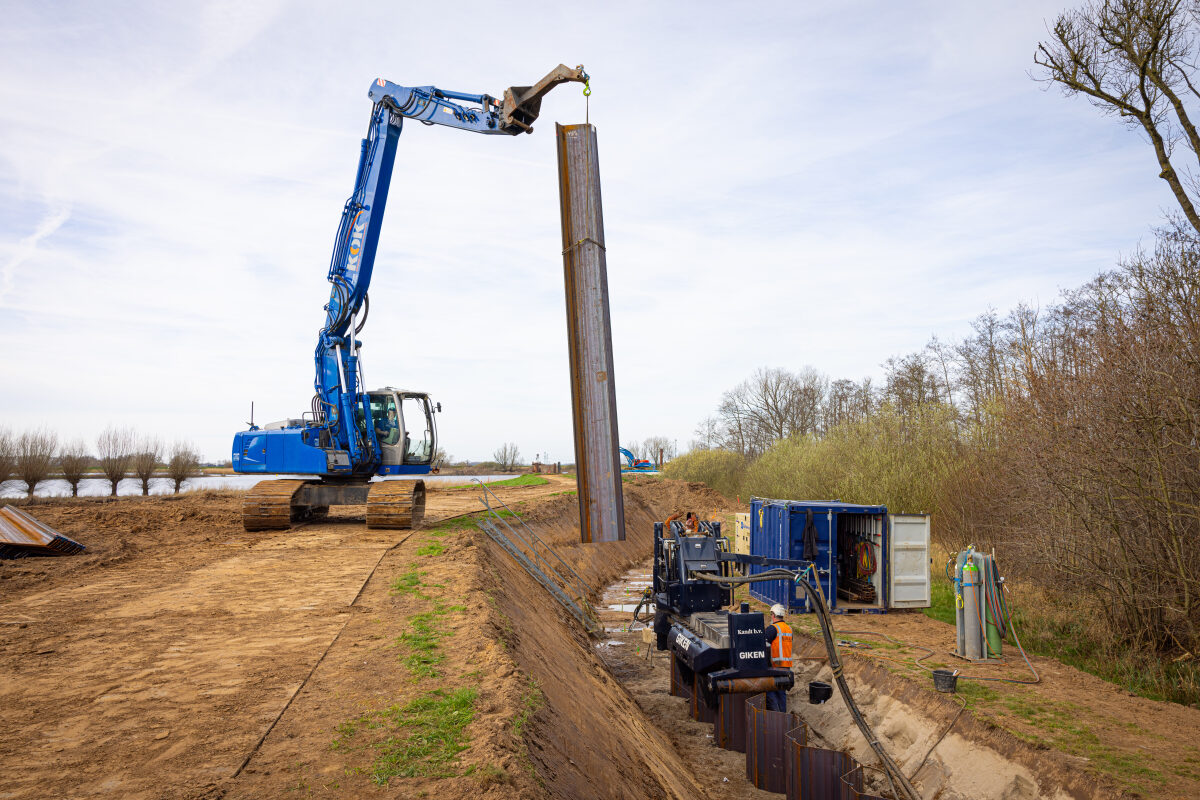 Een damwand wordt naar de juiste locatie gebracht bij het dijkverstevigingsprogramma Stadsdijken Zwolle