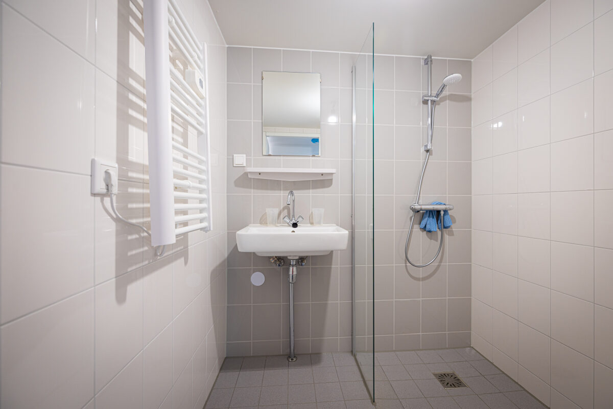 Een nieuw opgeleverde badkamer bij een project waar tientallen sociale huurwoningen worden gerenoveerd in Zeist