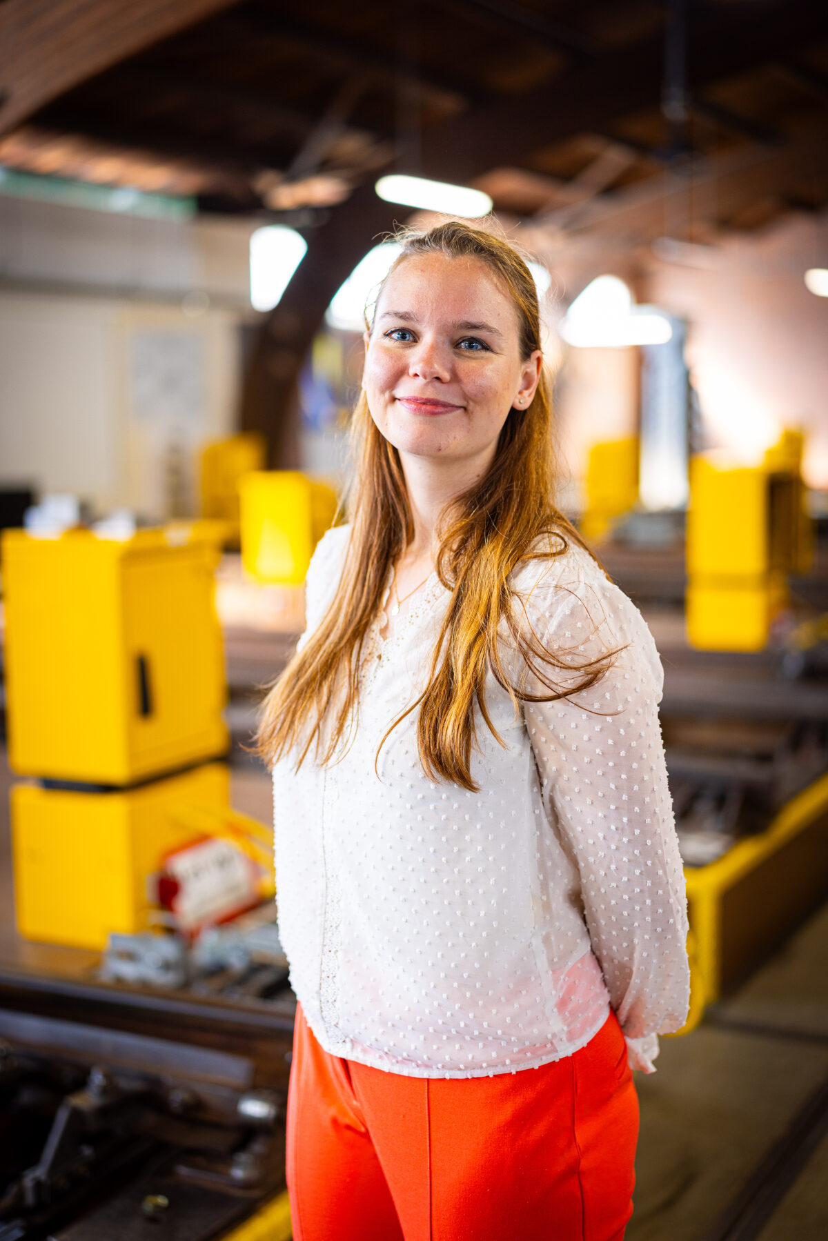 Een marketingmedewerkster in het Railcenter in Amersfoort