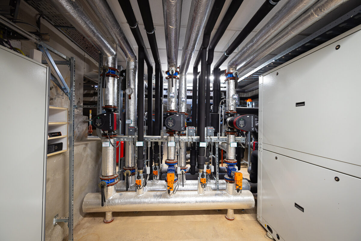 De technische installaties voor klimaatbeheersing in een appartementencomplex in Kampen
