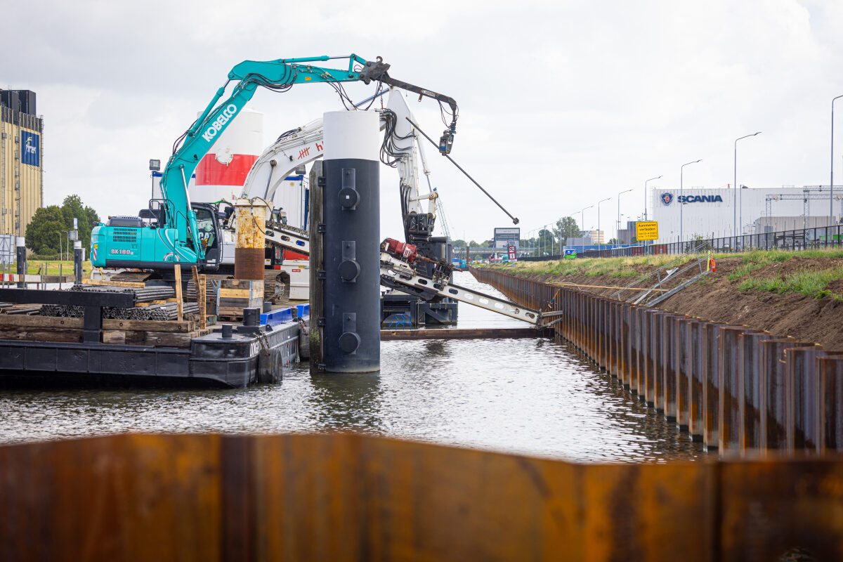 Het aanbrengen van groutankers vanaf een ponton bij Stadsdijken Zwolle
