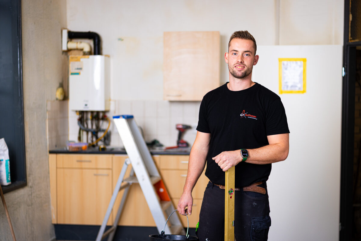 Een monteur bij een vernieuwingsproject in een appartementencomplex in Kampen