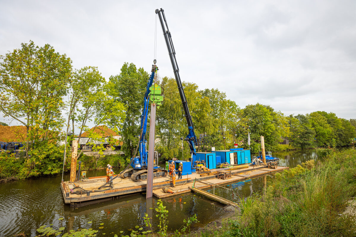 Het intrillen van damwanden vanaf een ponton voor het dijkverstevigingsprogramma Stadsdijken Zwolle
