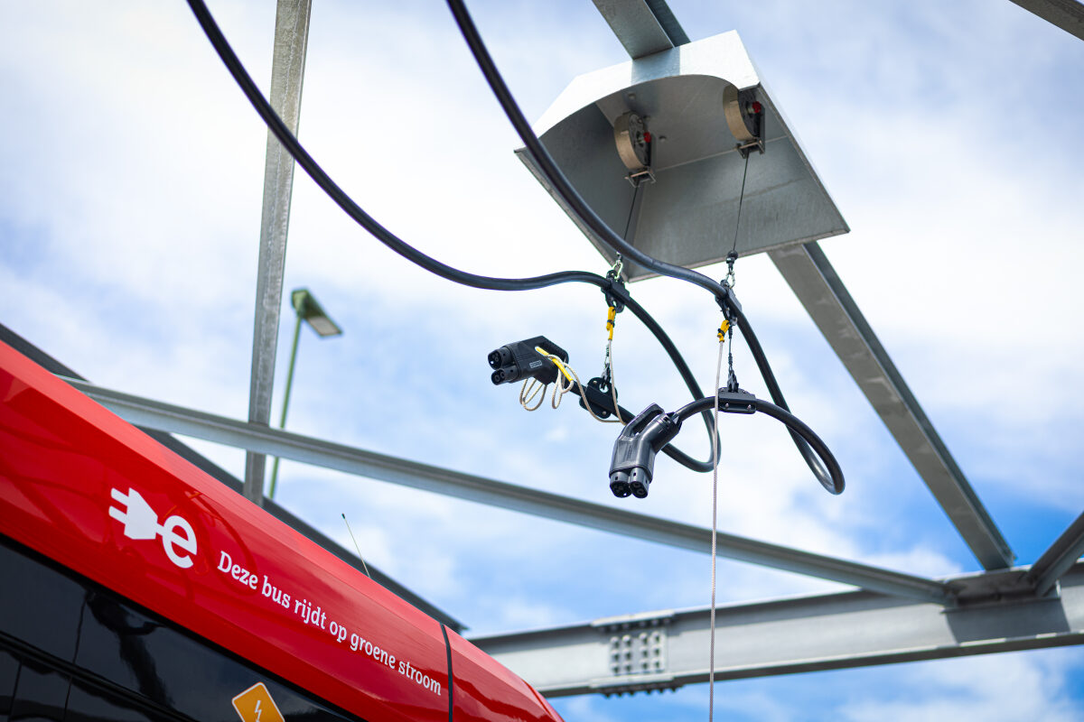 Een laadkabel bij het oplaadstation voor bussen van Arriva in Breda