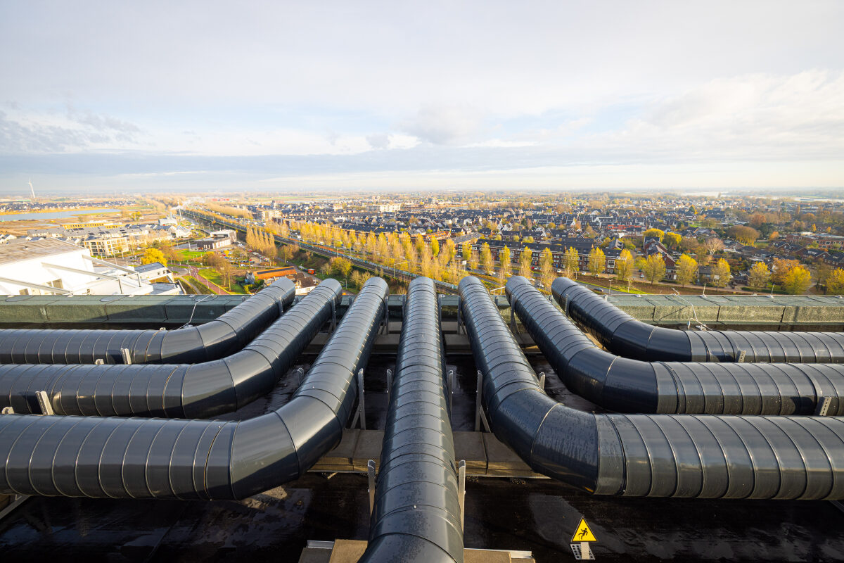 Buizen op het dak van een nieuwbouw appartementencomplex in Nijmegen Lent