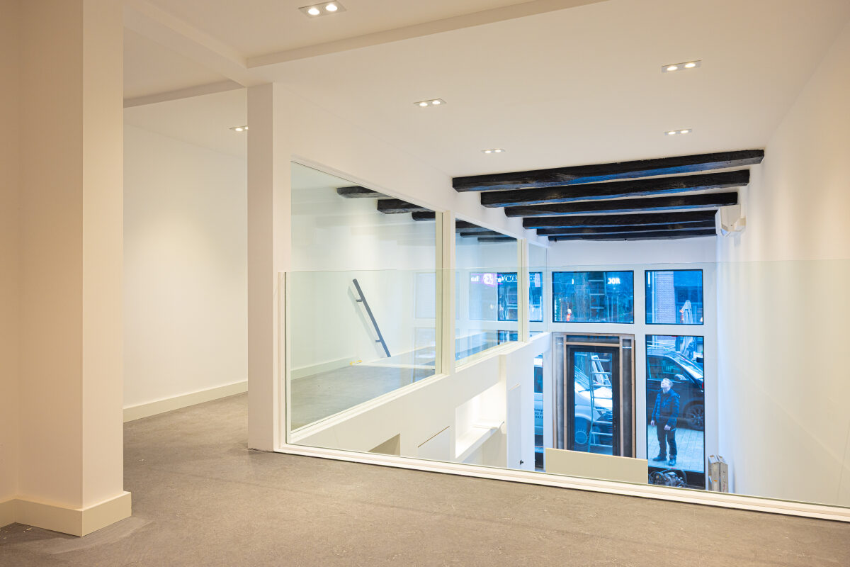 Glazen balustrade in een kantoorpand / winkel in hartje centrum van Zwolle
