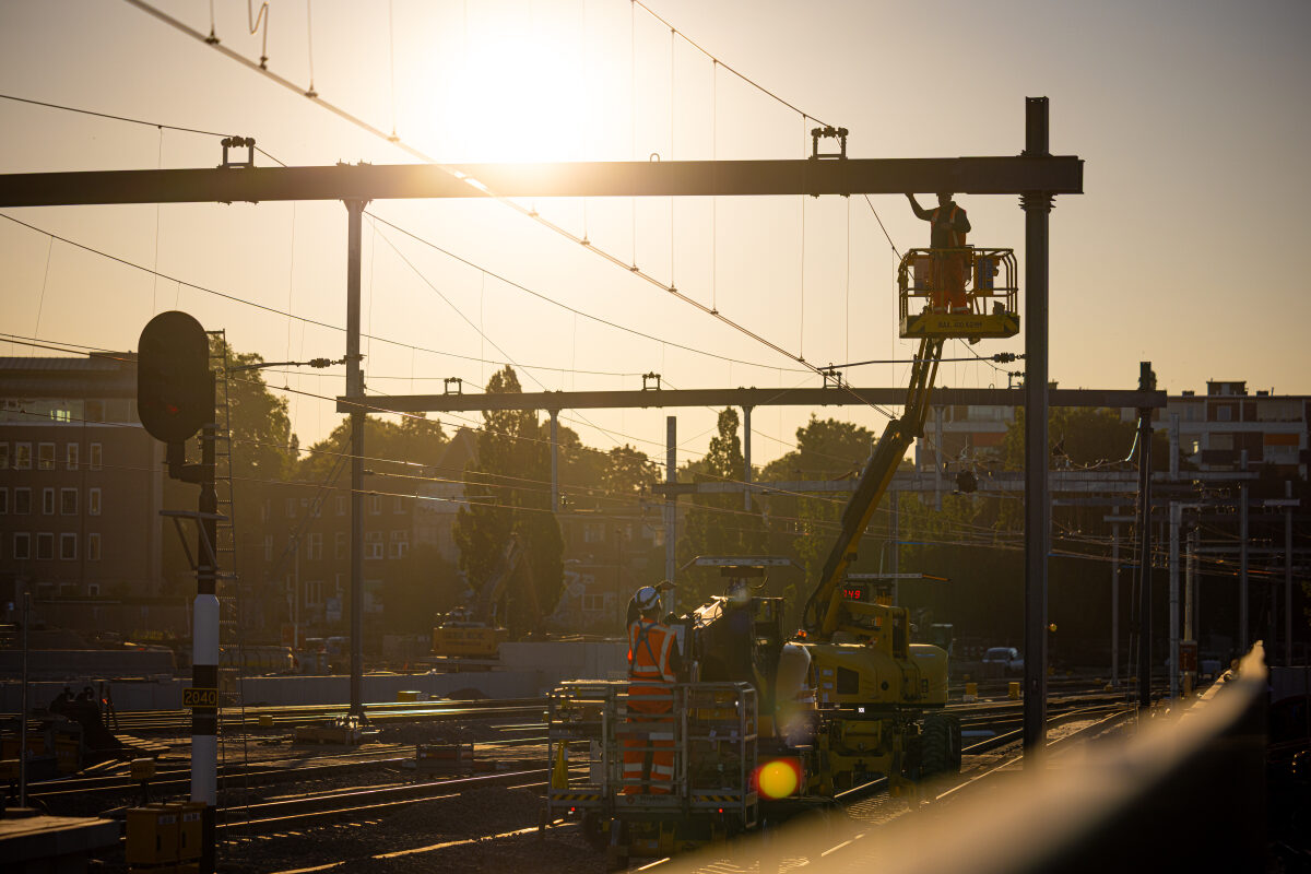 Een vroege zomerochtendfoto van werkzaamheden aan de bovenleiding bij de ombouw van station Groningen