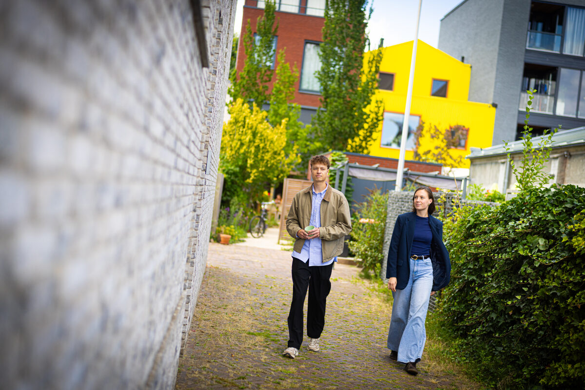 Twee medewerkers van een ingenieursbureau op de foto in Deventer