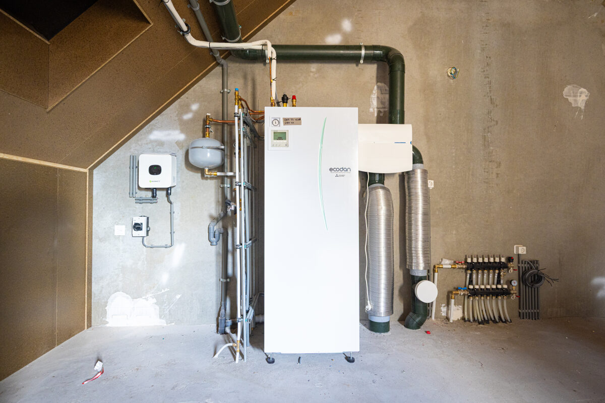 Technische installaties zoals de binnenunit van de warmtepomp in een nieuwbouwwoning in Reeve