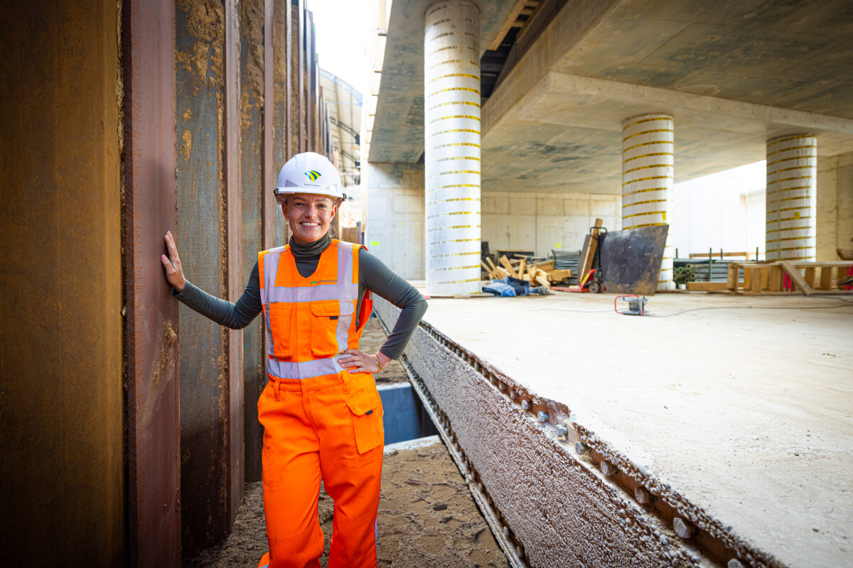 Een projectmanager bij de bouw van de uitbreiding van de reizigerstunnel van station Nijmegen