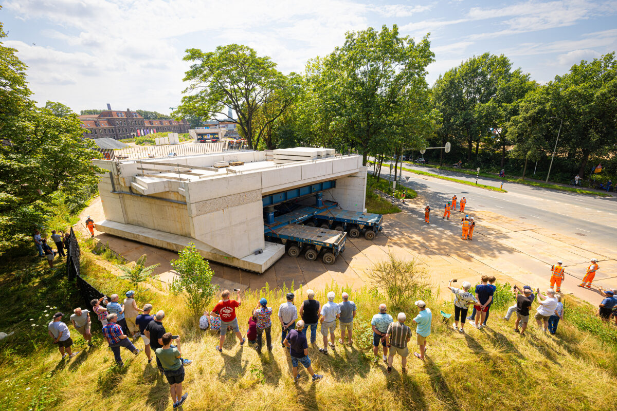 Het inrijden met SPMT's van een tunnelmoot voor de bouw van een onderdoorgang voor fietsers en voetgangers bij station Ede Wageningen