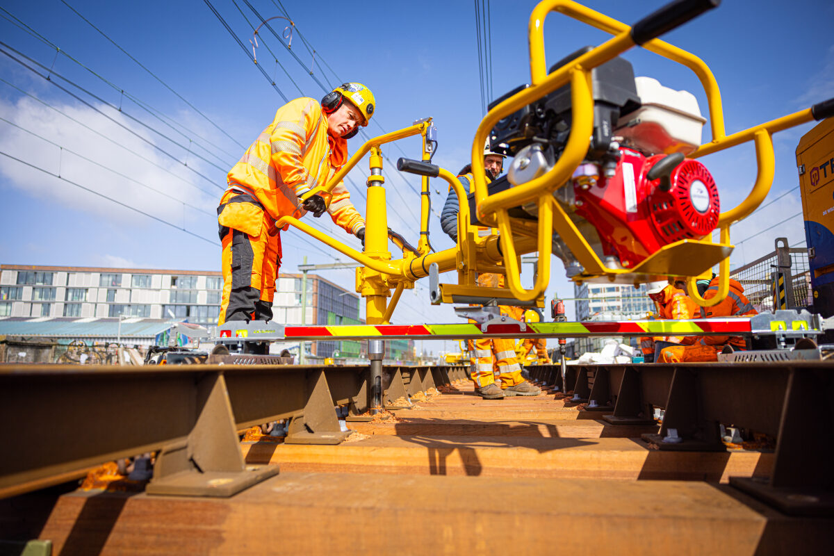 Een spoorwerker aan het werk op een vernieuwingsproject in Amsterdam