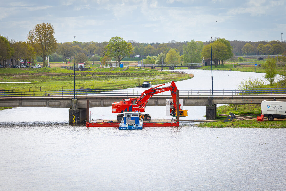 Sonderingswerkzaamheden voor de bouw van een nieuwe brug in Hardenberg