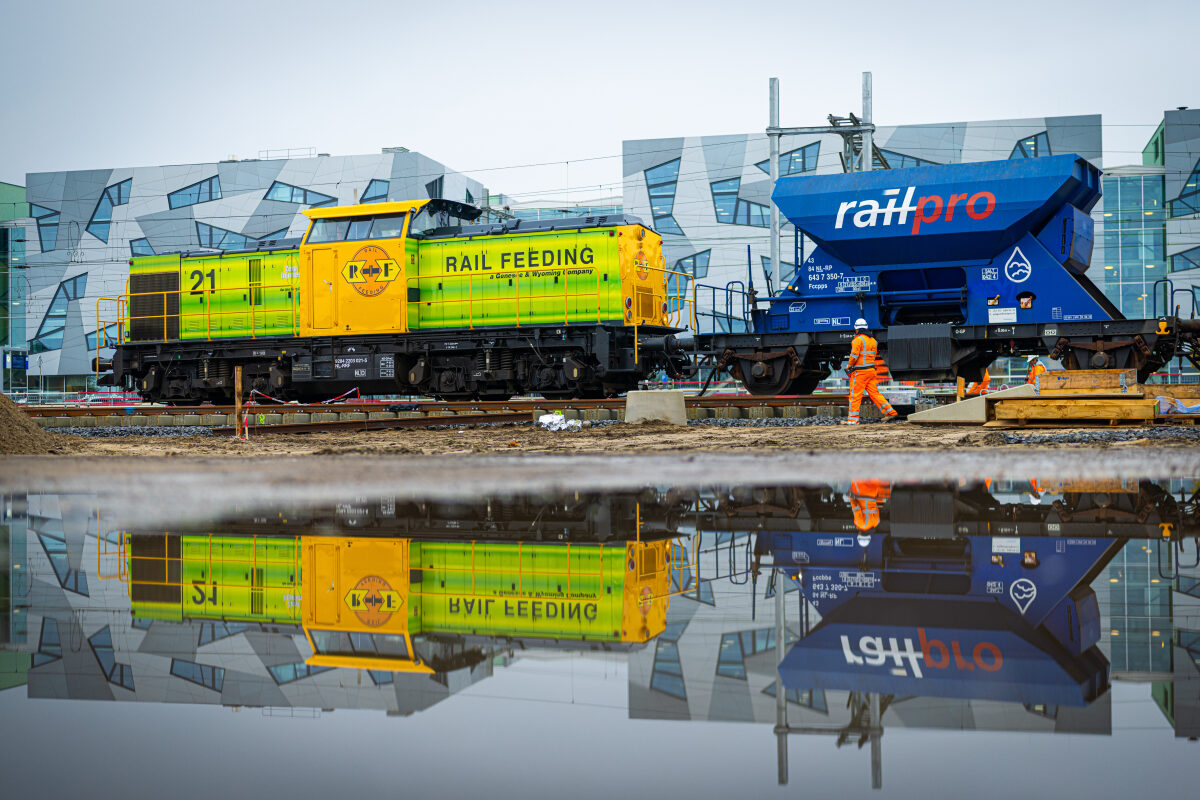 Een locomotief van Rotterdam Rail Feeding (RRF) aan het werk met de ballasttrein op het nieuwe emplacement bij station Nijmegen