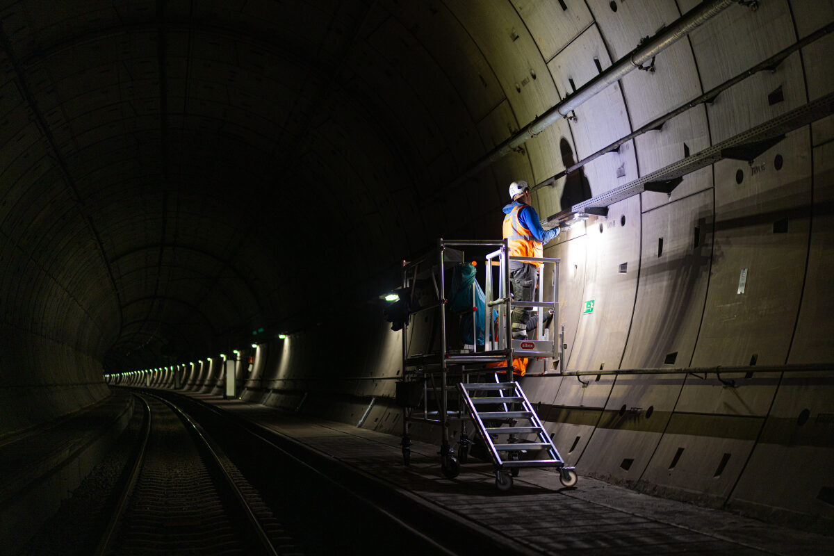 Het vervangen van verlichting in de Sophia Spoortunnel, de langste tunnel van de Betuweroute tussen de Rotterdamse Havens en Duitsland.