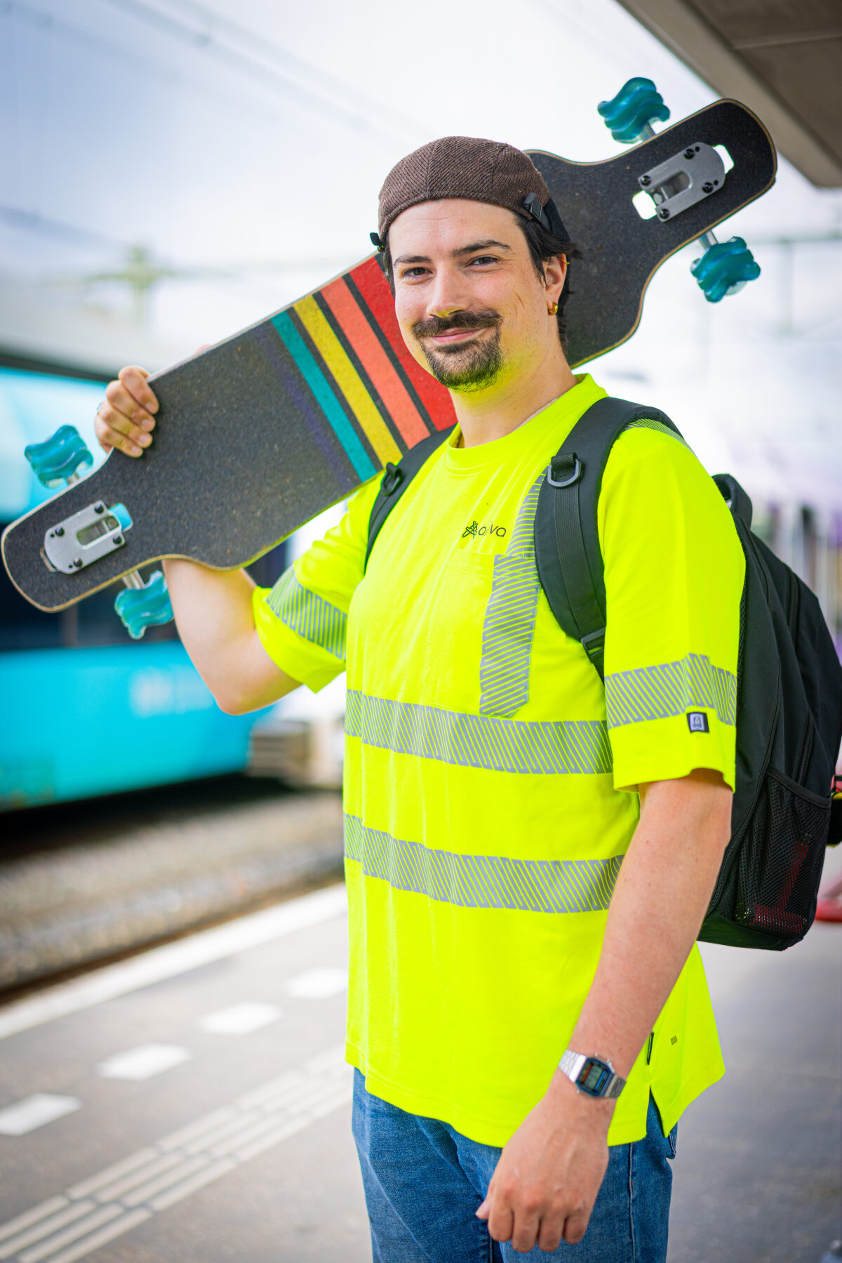 Een machinist van een spoorvervoerder op de foto voor een cover van een personeelsmagazine