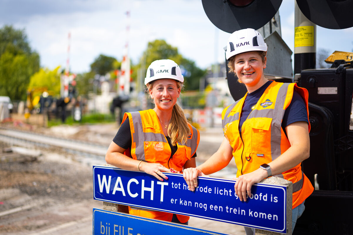 Twee medewerksters van een spooraannemer bij werkzaamheden in Winschoten