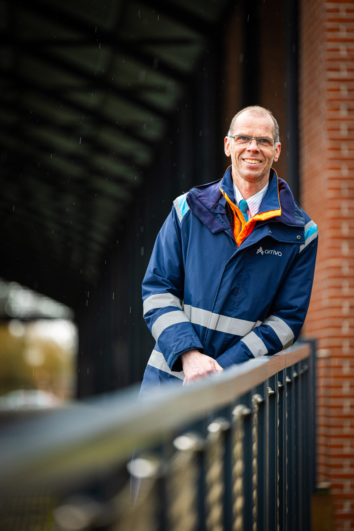 Een machinist van Arriva bij het station van Veendam