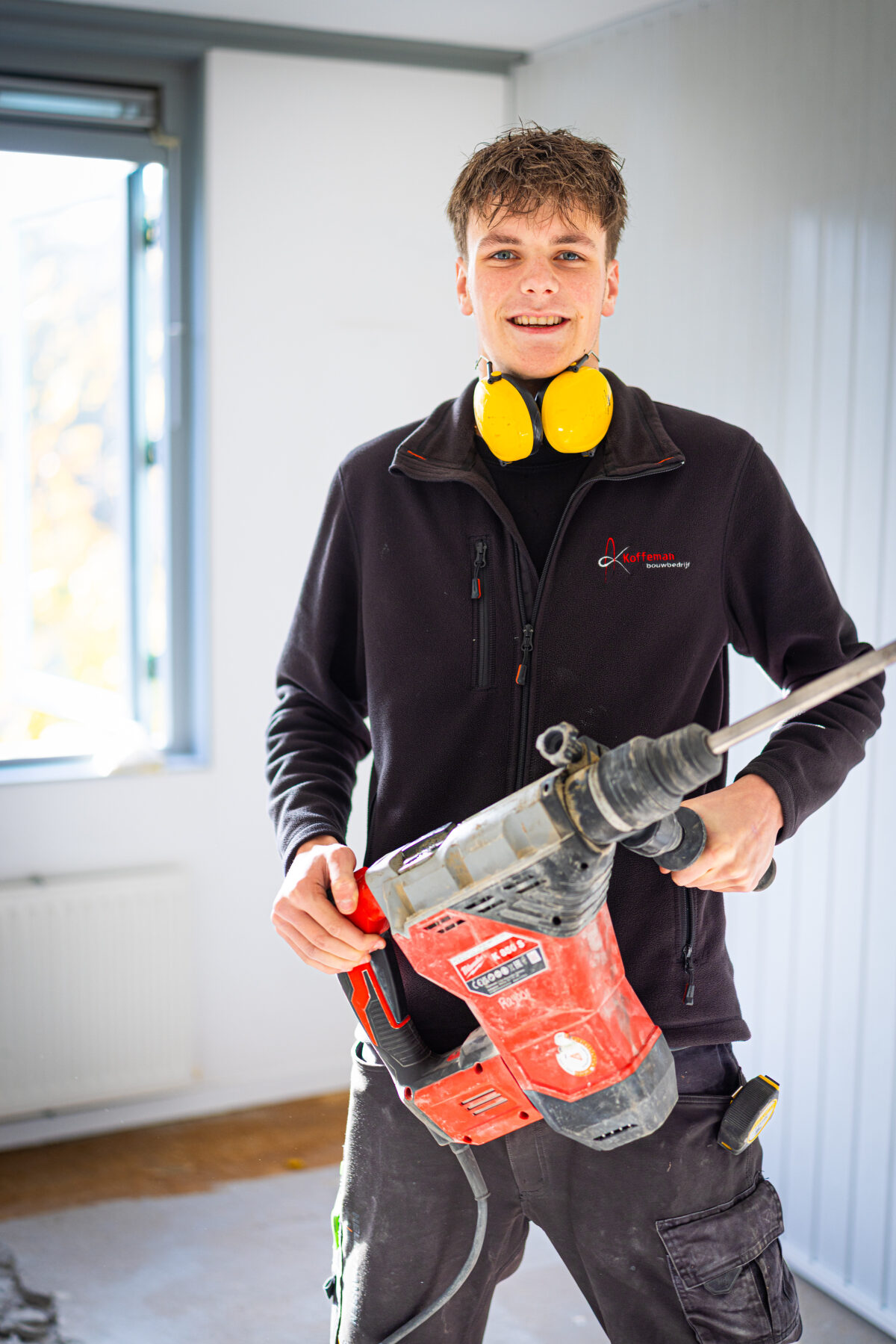 Een medewerker van een installatiebedrijf aan het werk in Zwolle