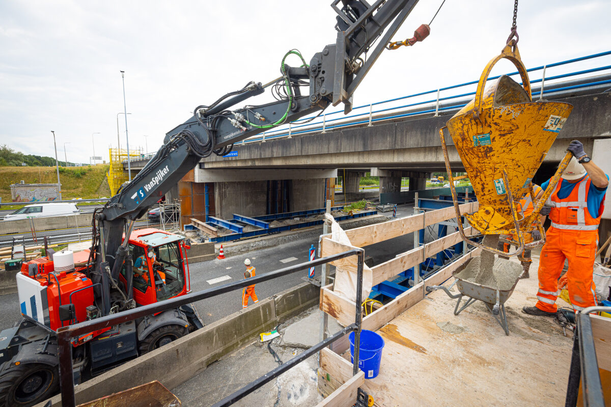 Betonstort bij de versteviging van pijlers van een viaduct op de A28 / A50 knooppunt Hattemerbroek