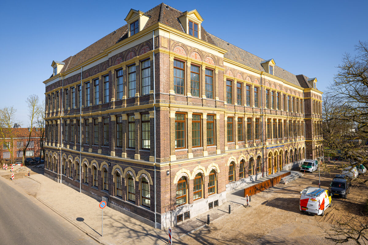 De buitenkant van een gerenoveerd appartementencomplex in Kampen
