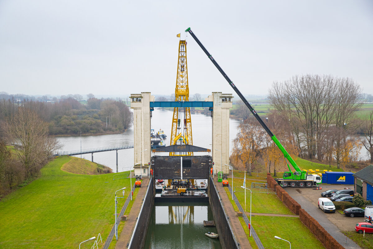Werkzaamheden aan de sluis Sint Andries bij Heerenwaarden met onder andere een telekraan en een hijskraan vanaf een ponton