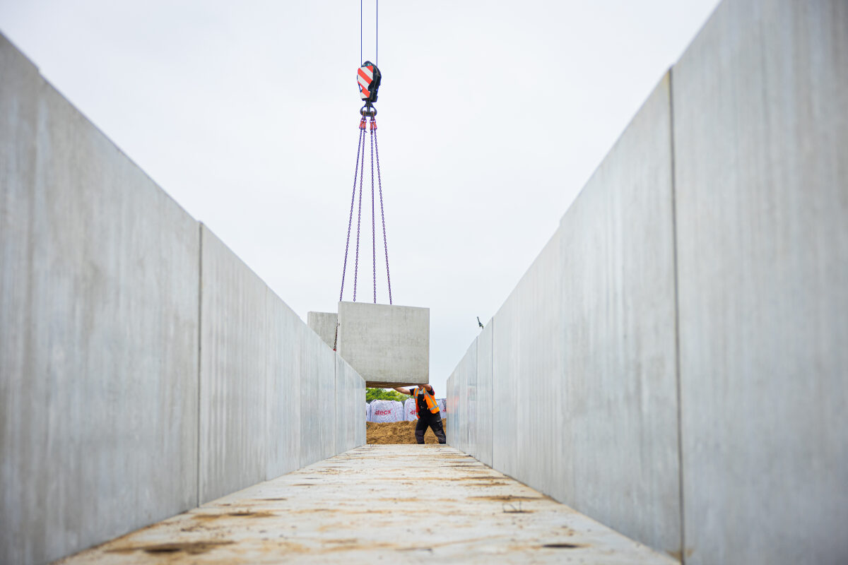 Het plaatsen van betonnen U-bakken voor de bouw van een reizigerstunnel bij station Nijmegen
