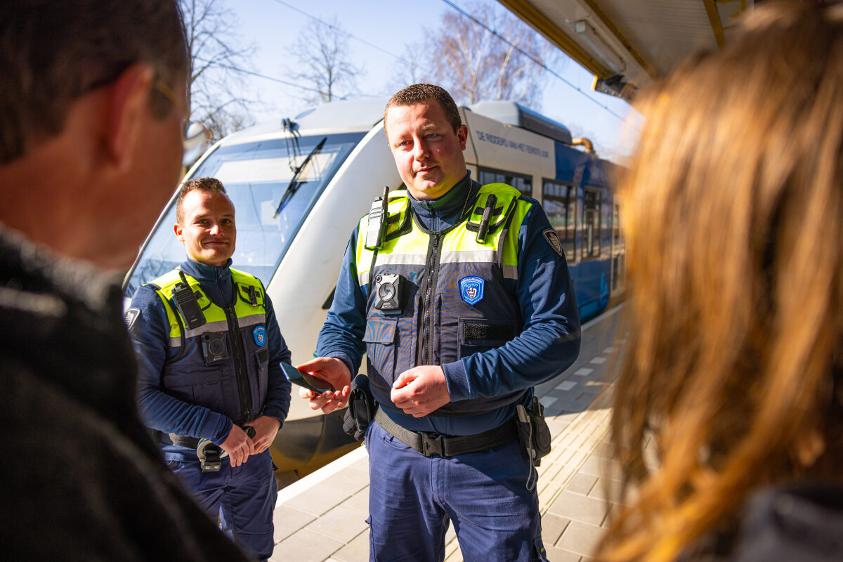 Twee handhavers van een spoorvervoerder op station Almelo