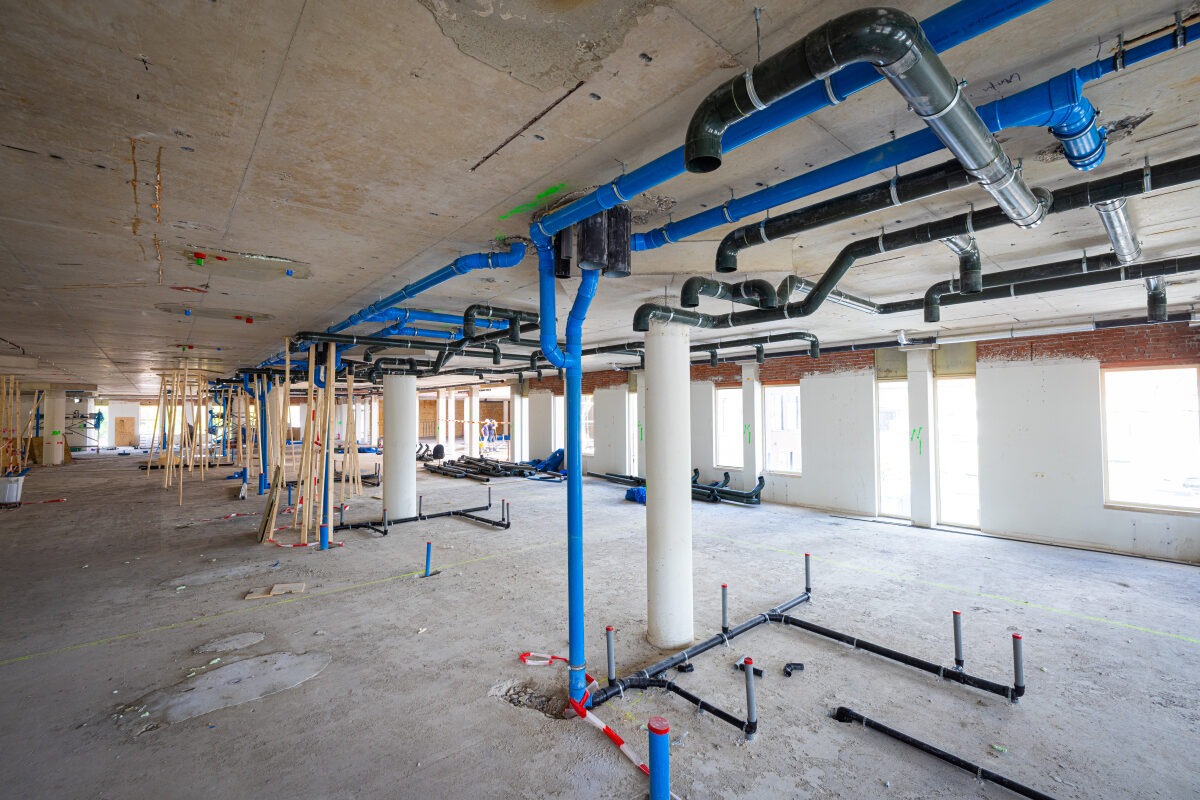Een gestript oud bankgebouw dat omgebouwd gaat worden naar een duurzaam appartementencomplex in Emmeloord