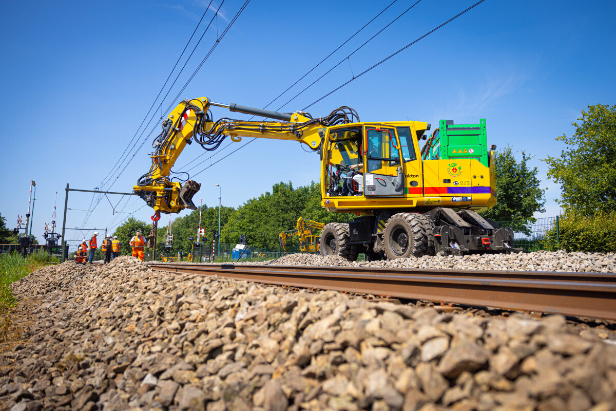 Een elektrische KROL (KRaan Op Lorries) bij werkzaamheden op het spoor bij Veenendaal