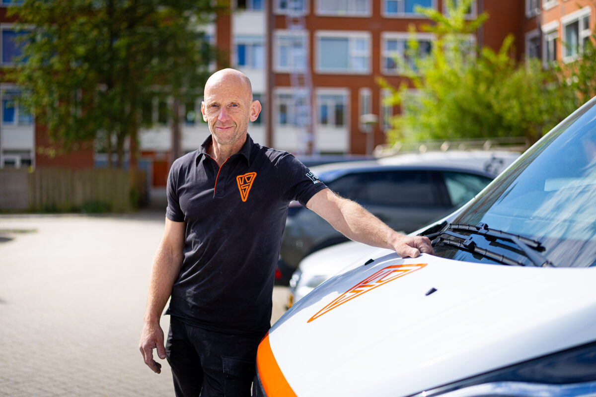 Een technisch medewerker van een installatiebedrijf op de foto op een project in Almere