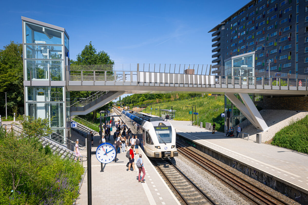 Een Arriva trein arriveert op het drukke station Nijmegen Heyendaal vlak na de officiële opening van de vernieuwde stationsomgeving