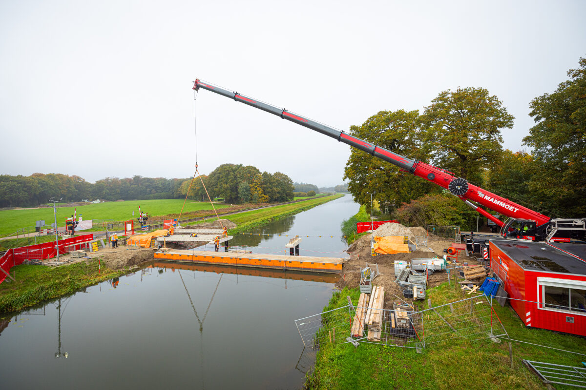 Het inhijsen van liggers voor een nieuwe brug over het Afleidingskanaal bij Almen
