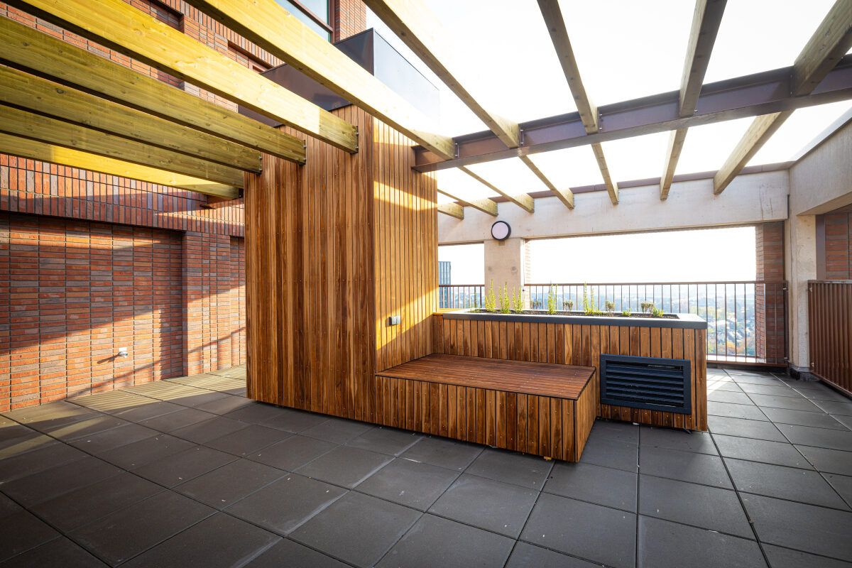 De afvoer van diverse luchtkanalen is mooi verwerkt op een dakterras van een nieuwbouw appartementencomplex in Nijmegen Lent