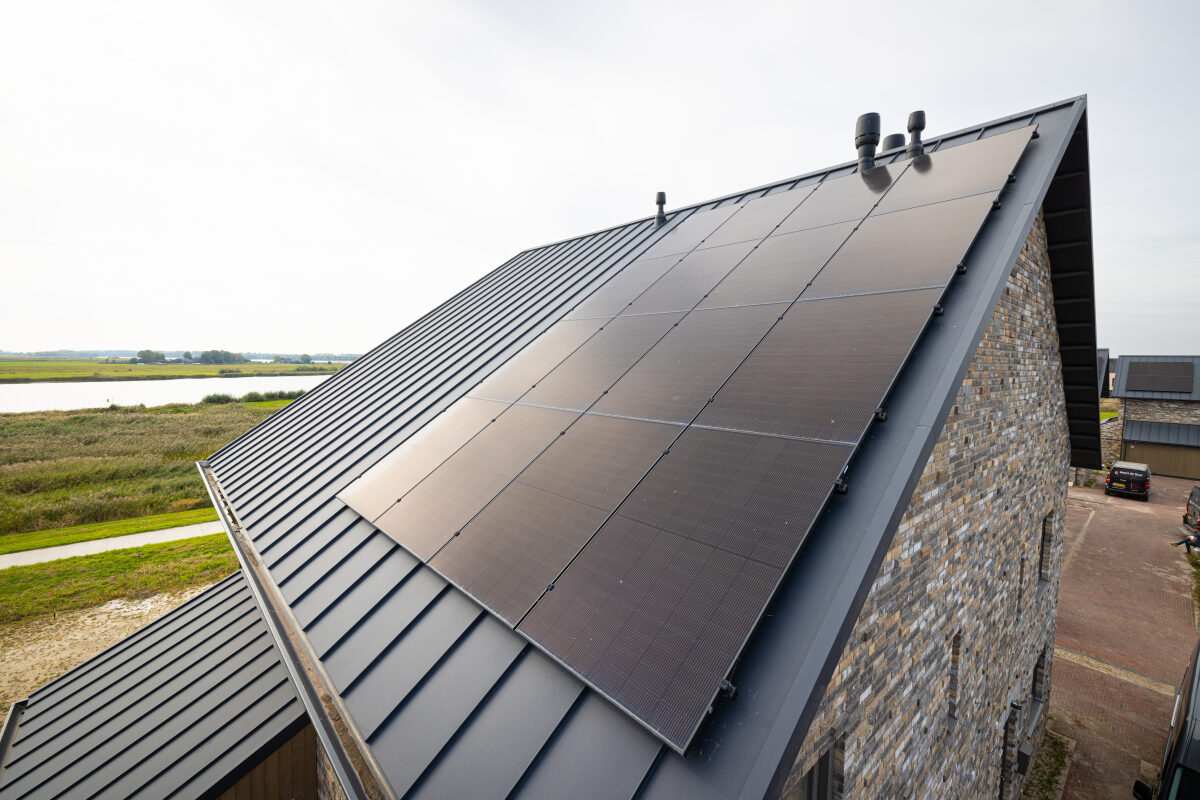Zonnepanelen op het dak van een nieuwbouwwoning