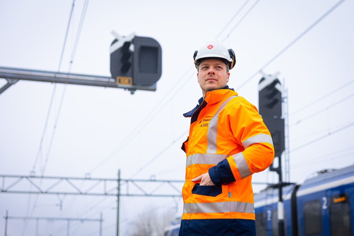 Een projectleider treinbeveiliger buiten bij de spoorwerkzaamheden