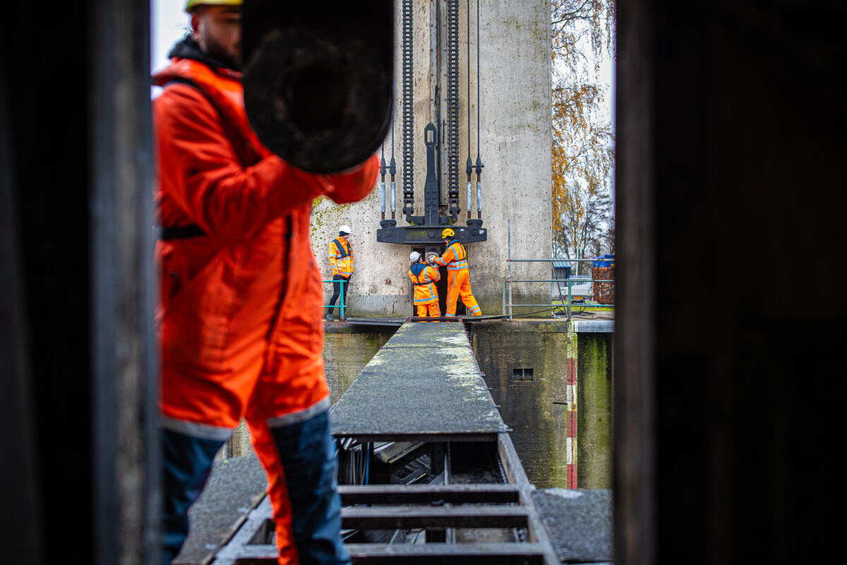 Werkzaamheden aan de kabels van de sluis Sint Andries bij Heerenwaarden