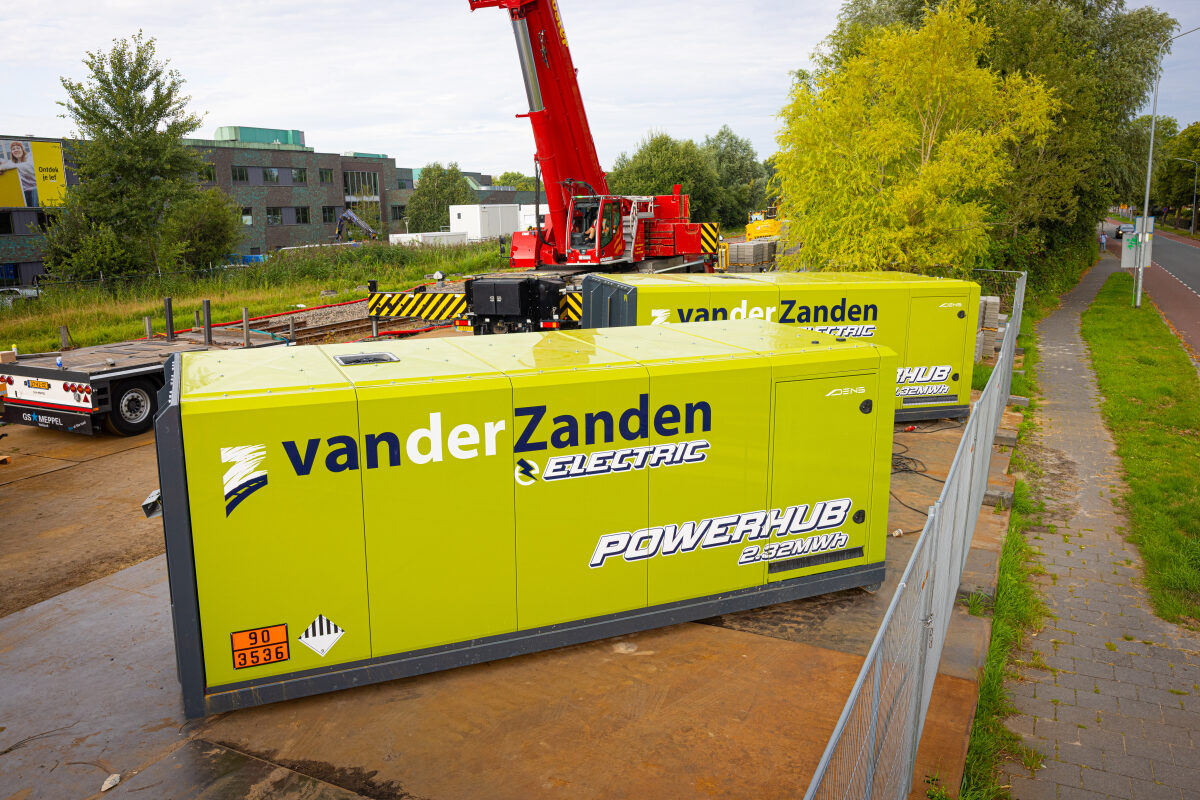Enorme batterijen op een bouwplaats waar gedeeltelijk met emissieloos materieel gewerkt
