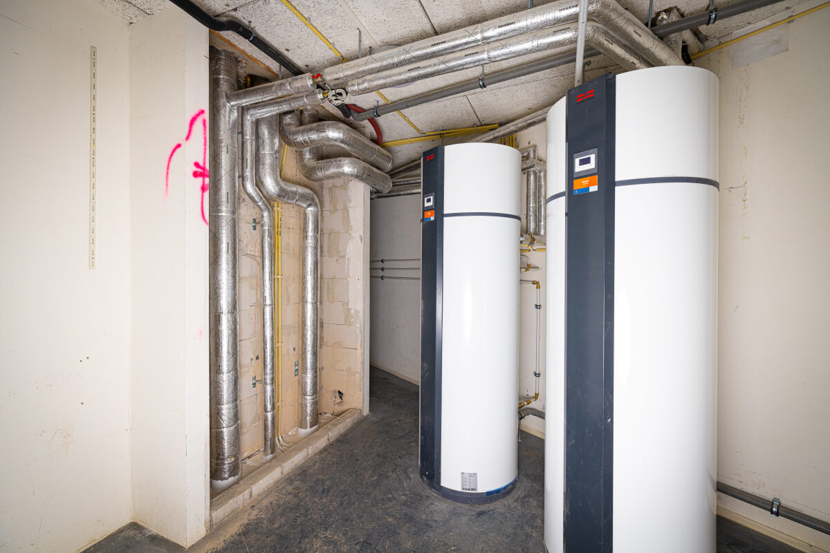Technische installaties in de technische ruimte van een studentenflat in Wageningen