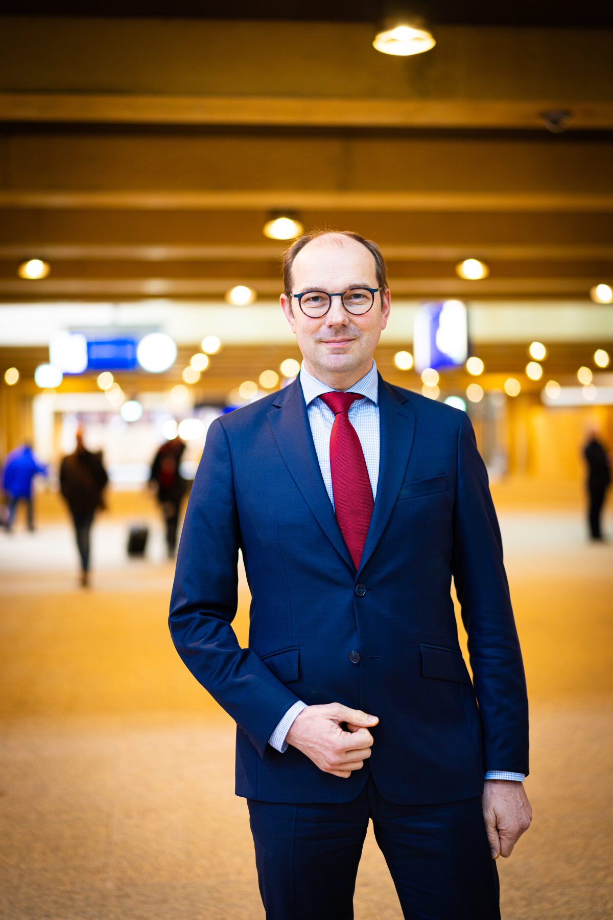 De gedeputeerde op de foto in het station van Groningen
